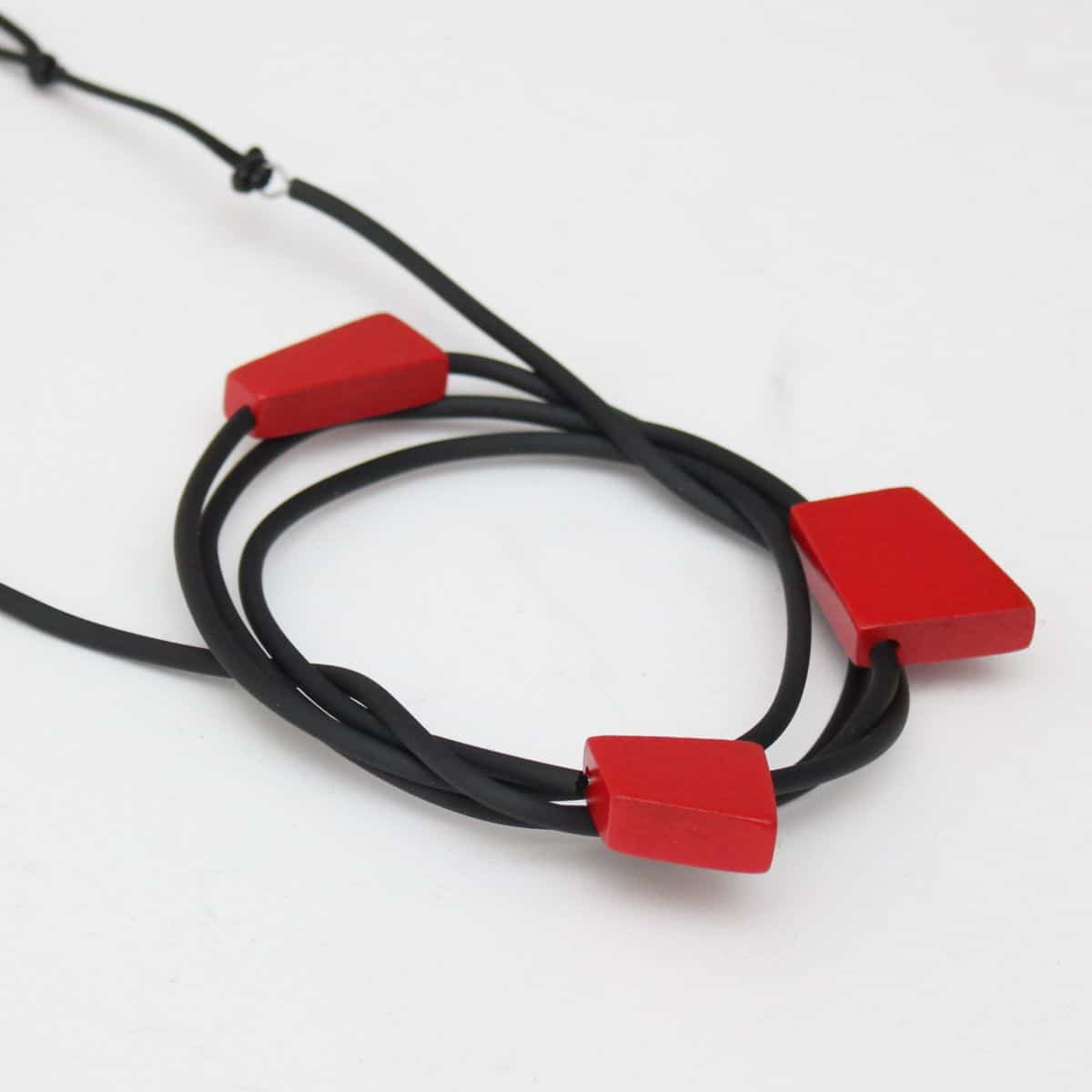 SD20N20 BLACK AND RED -1