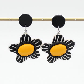 Bumble Blossom Daisy Earrings