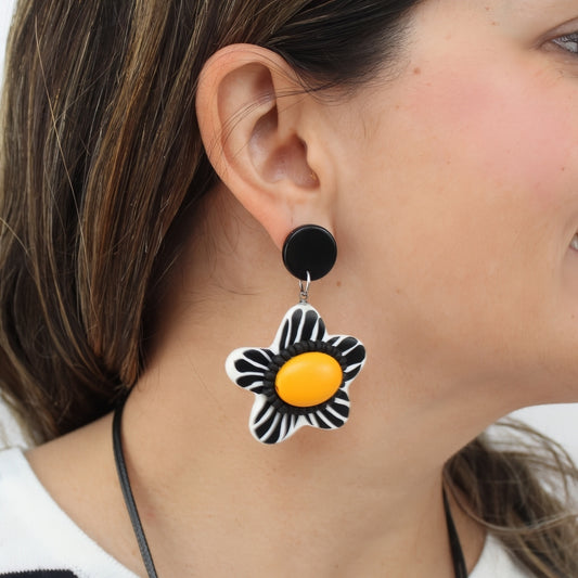 Bumble Blossom Daisy Earrings